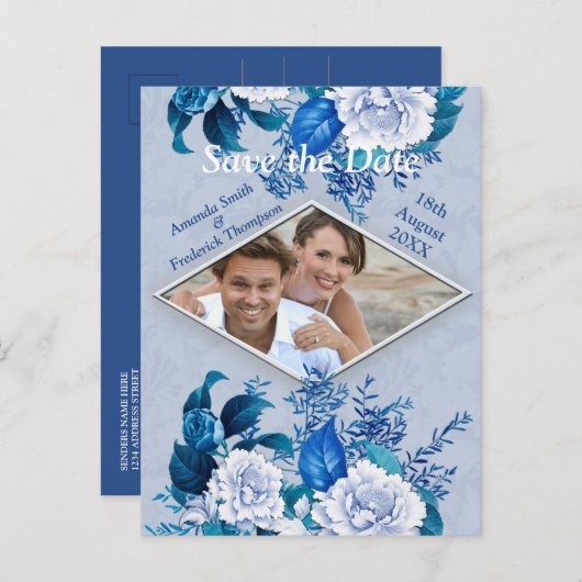 Witte rozenbloemen op blauw patroonpapier aankondigingskaart (Voorkant / Achterkant)