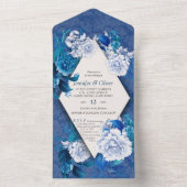 Witte rozenbloemen op blauw patroonpapier all in one uitnodiging (Binnen)