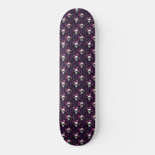 Witte schedels op paarse strepen bloempatroon skateboard