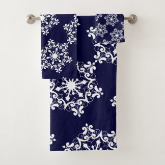Witte sneeuwvlok op donkerblauw bad handdoek