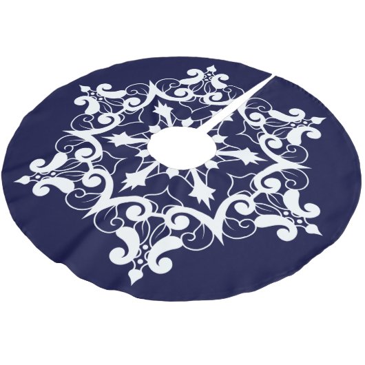 Witte sneeuwvlok op donkerblauw kerstboom rok (Gekanteld)