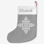 Witte sneeuwvlok op grijs met aangepaste naam kleine kerstsok (Achterkant)