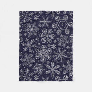 Witte sneeuwvlokken op blauw fleece deken