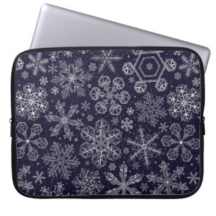 Witte sneeuwvlokken op blauw laptop sleeve