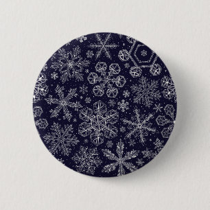 Witte sneeuwvlokken op blauw ronde button 5,7 cm