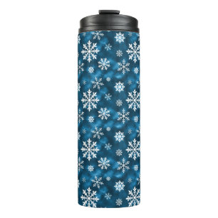 Witte sneeuwvlokken op een ijzig blauwe winteracht thermosbeker