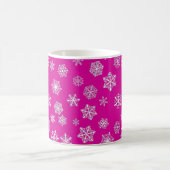 Witte sneeuwvlokken op een roze Fuchsia-achtergron Koffiemok (Center)