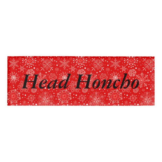 Witte sneeuwvlokken op kerstrood naambadge (Voorkant)