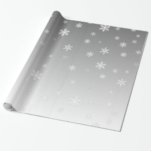 Witte sneeuwvlokken op zilver cadeaupapier