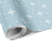 Witte sneeuwvlokkenpatroon moderne lichtblauw cadeaupapier (Rol Hoek)