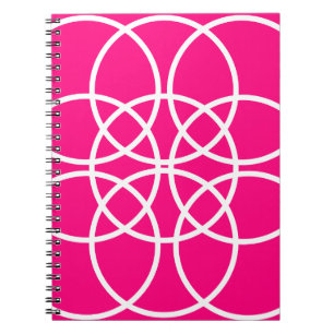 Witte spiraalvormige cirkels op roze notitieboek