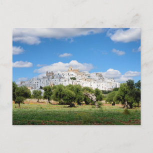 Witte stad Ostuni en olijfbomen, briefkaart van Ap