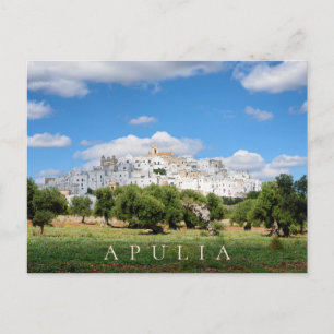 Witte stad Ostuni en olijfbomen in Apulië Briefkaart