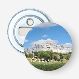Witte stad Ostuni en olijfbomen tekst Button Flesopener