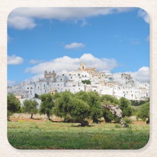 Witte stad Ostuni met olijfbomen, onderzetter van 