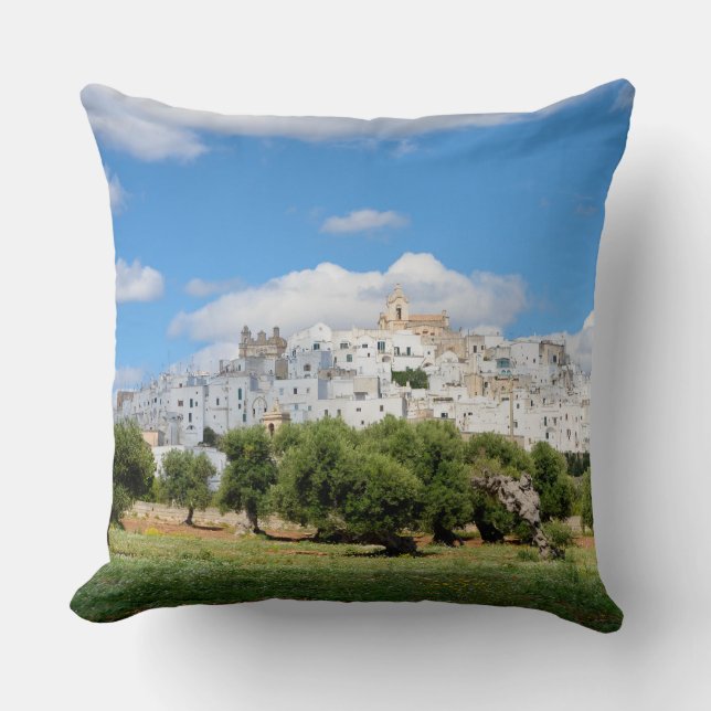 Witte stad Ostuni met olijfbomen, Puglia pillow Kussen (Voorkant)