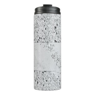 Witte steenwand thermosbeker