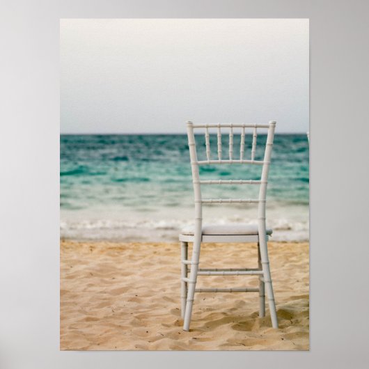 Witte Stoel op het strand Poster (Voorkant)