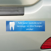 Witte tand op blauwe achtergrond bumpersticker (Op auto)