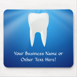 Witte tand op blauwe achtergrond muismat