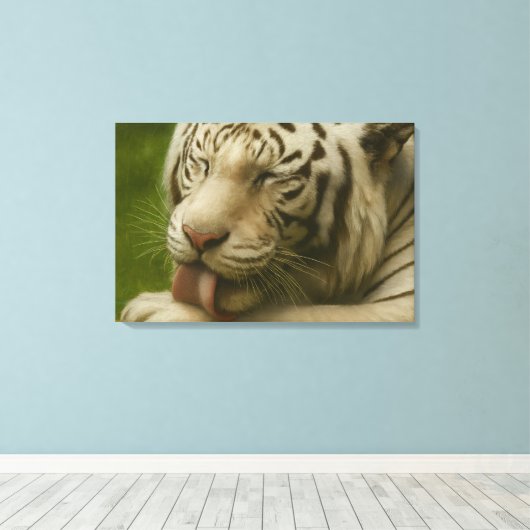 Witte tijger in een persoonlijk verzorgingsritueel canvas afdruk (Insitu (Houten vloer))