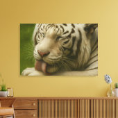 Witte tijger in een persoonlijk verzorgingsritueel canvas afdruk (Insitu (Woonkamer))