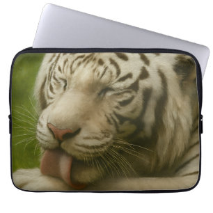 Witte tijger in een persoonlijk verzorgingsritueel laptop sleeve