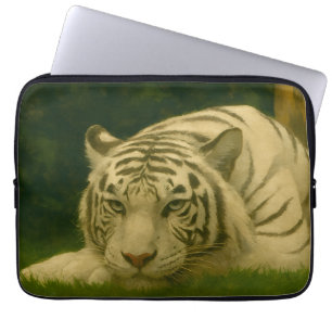 Witte tijger rust in bosrijke schaduw laptop sleeve
