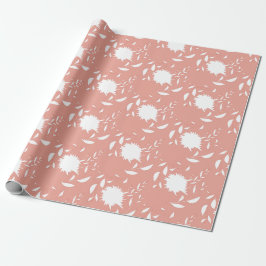 Witte tropische bloemen en bladeren op roze cadeaupapier