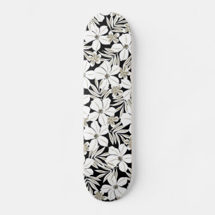 Witte tropische bloemen op zwart skateboard