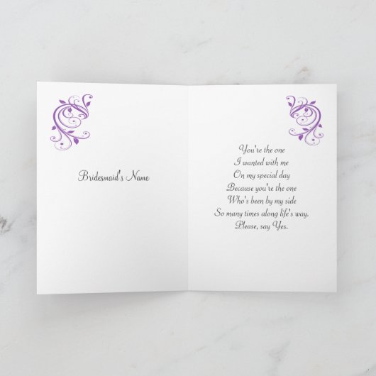 Witte trouwjurk, wervelingen op paarse bruidsmeisj (Binnen)