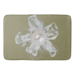 Witte tulle bloem op lichte taupen badmat