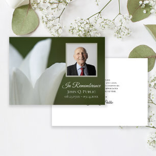 Witte tulp op groene begrafenis gedenkteken sympat bedankkaart