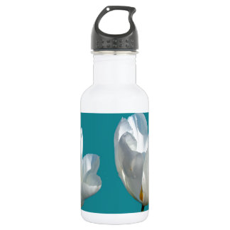 witte tulpbloemen op aqua blauwe achtergrond waterfles 