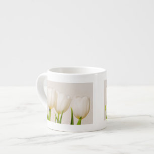 Witte tulpen tegen een witte achtergrond, espresso kop