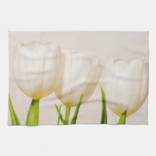 Witte tulpen tegen een witte achtergrond, theedoek