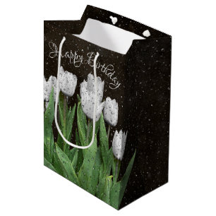 Witte Tulpen van afgelopen dag met regendruppels Medium Cadeauzakje