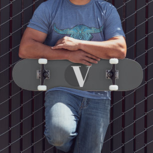 Witte typografie custom initiaal grijs skateboard