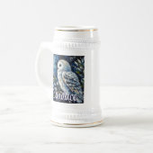 Witte uil op tak in maanlicht gepersonaliseerd bierpul (Voorkant links)