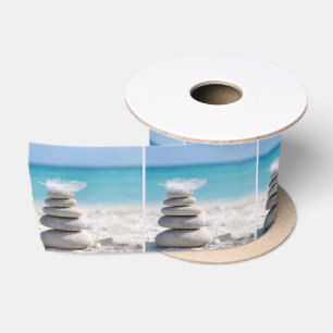 Witte Veer op een Strandstenen Cairn Lint