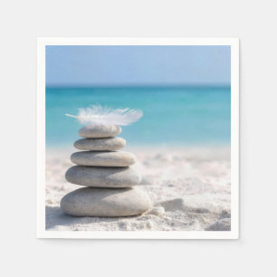 Witte Veer op een Strandstenen Cairn Servet