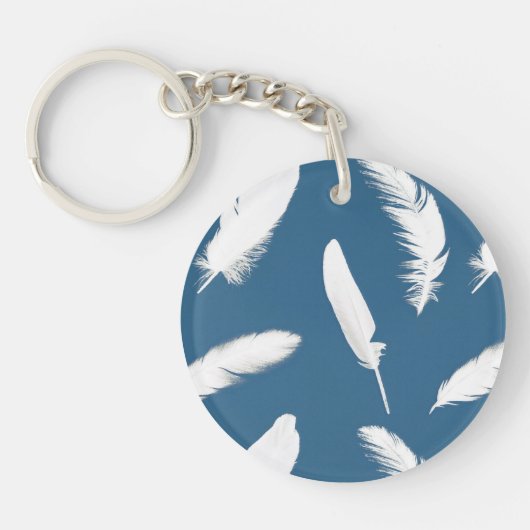 Witte veren afdruk op denim blauw sleutelhanger (Voorkant)