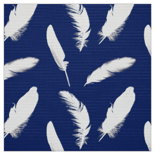 Witte veren afdruk op donkerblauw stof