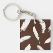 Witte veren druk op chocoladebruin sleutelhanger (Voorkant)