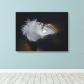 Witte veren met een regenstaaf canvas afdruk (Insitu (Houten vloer))