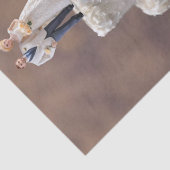 Witte vijf-tier bruidstaart met bruidspaar, tissuepapier (Detail)