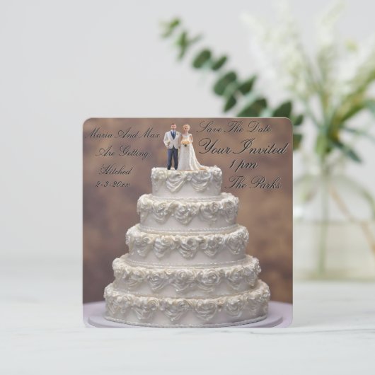 Witte vijf verdiepingen tellende trouwtaart met br save the date (Staand voorkant)