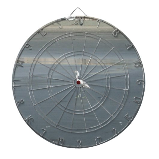 Witte vogel op grijs zand strand art print dartbord (Voorkant)