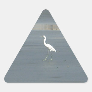 Witte vogel op grijs zand strand art print driehoek sticker