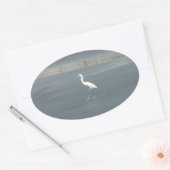 Witte vogel op grijs zand strand art print ovale sticker (Envelop)